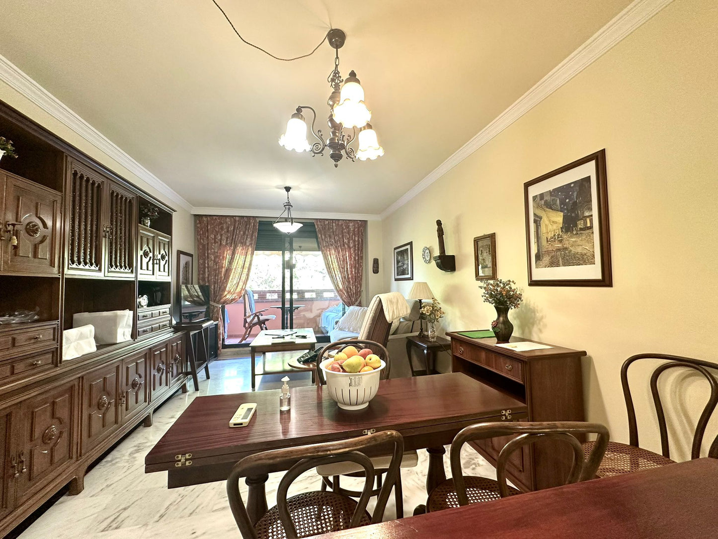 Piso en venta en Marbella, urbanización exclusiva cerca del centro