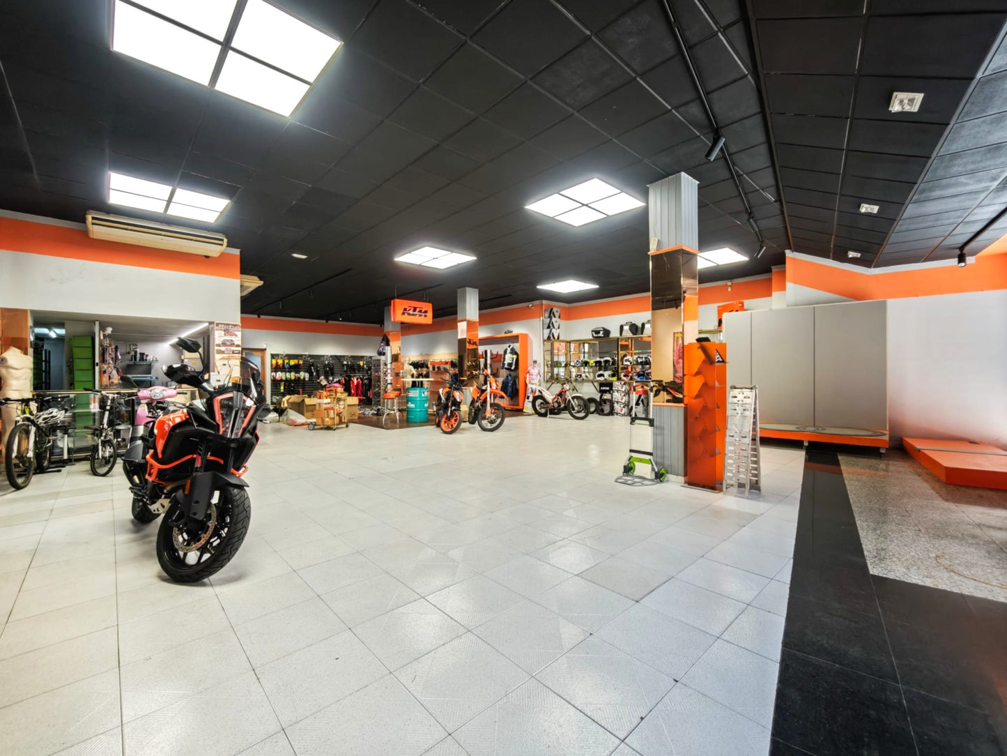 Amplio local en Marbella con muchas posibilidades de negocio