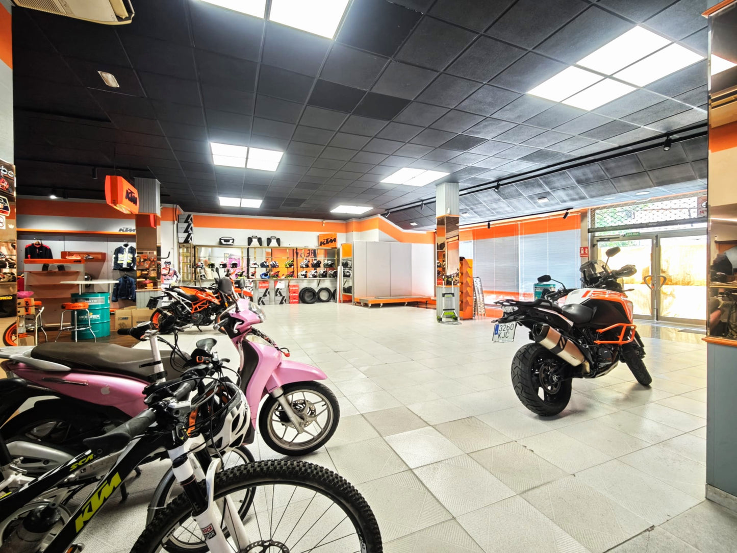 Amplio local en Marbella con muchas posibilidades de negocio