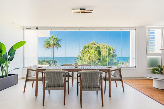 Magnífico apartamento a tan solo 3 km del centro de Marbella y a escasos metros del mar.