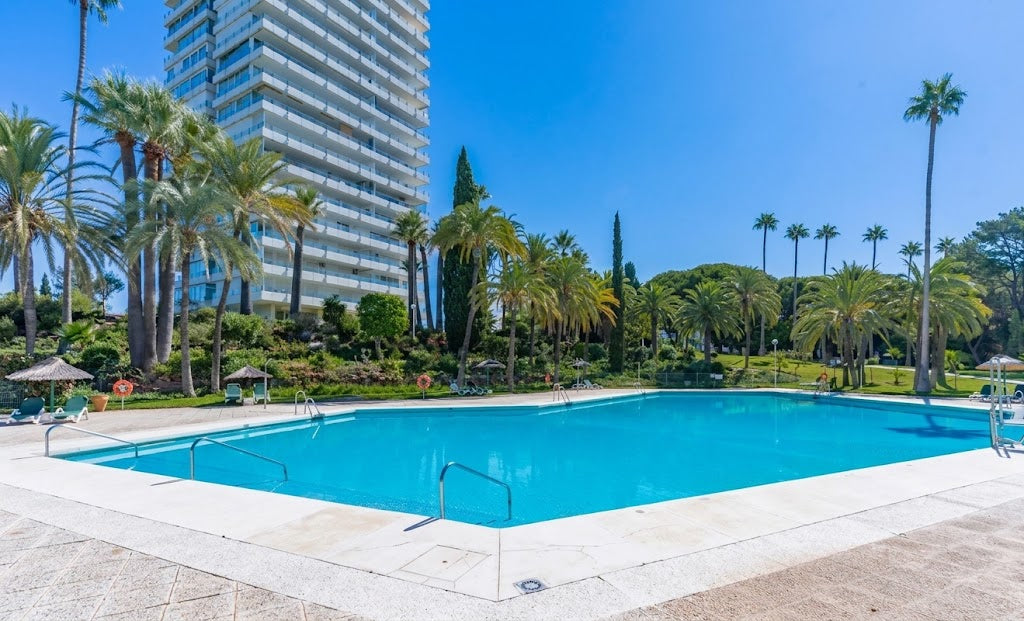 Magnífico apartamento a tan solo 3 km del centro de Marbella y a escasos metros del mar.