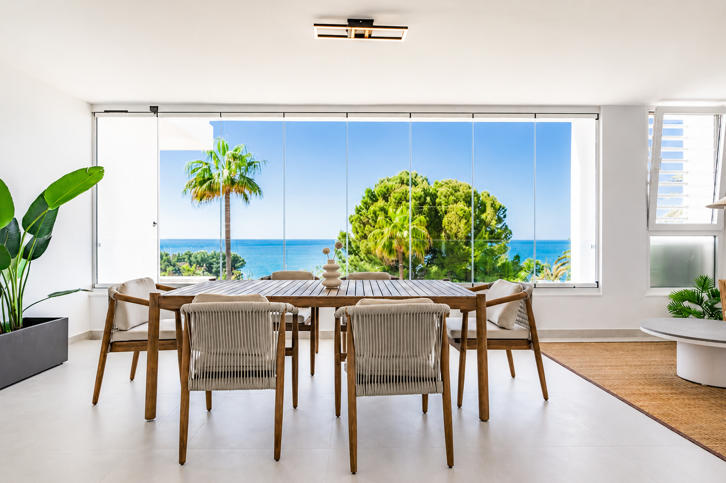 Magnífico apartamento a tan solo 3 km del centro de Marbella y a escasos metros del mar.