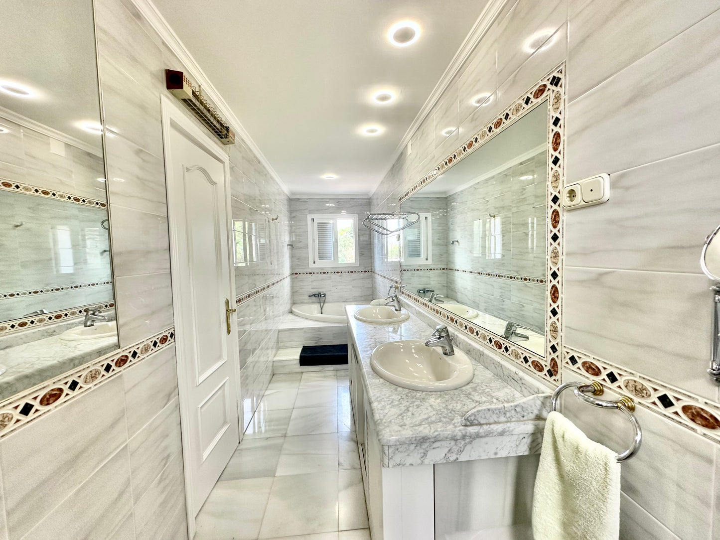 Villa en alquiler de larga temporada – Elviria, Marbella (Costa del Sol)