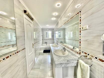 Villa en alquiler de larga temporada – Elviria, Marbella (Costa del Sol)