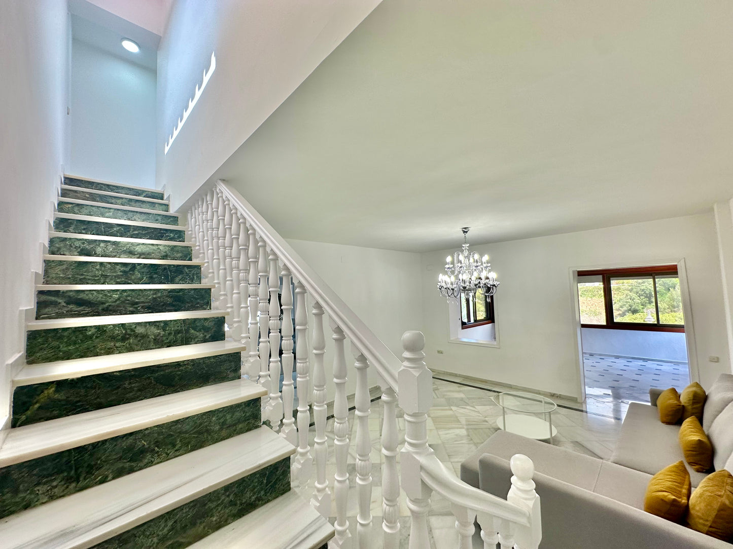 Villa en alquiler de larga temporada – Elviria, Marbella (Costa del Sol)