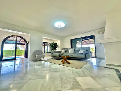 Villa en alquiler de larga temporada – Elviria, Marbella (Costa del Sol)