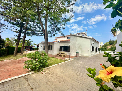 Villa en alquiler de larga temporada – Elviria, Marbella (Costa del Sol)