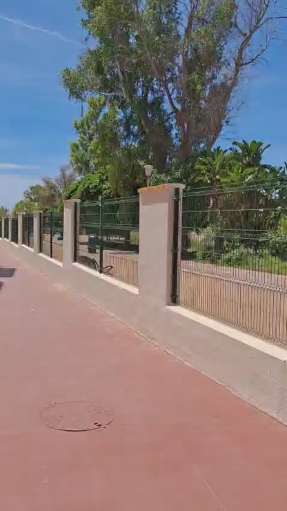 Adosada a escasos metros de la playa