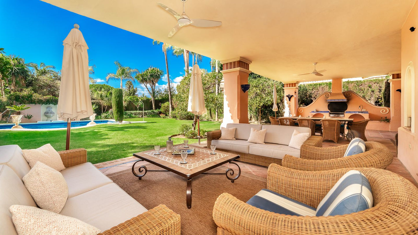 Villa de estilo andaluz en Nueva Andalucía