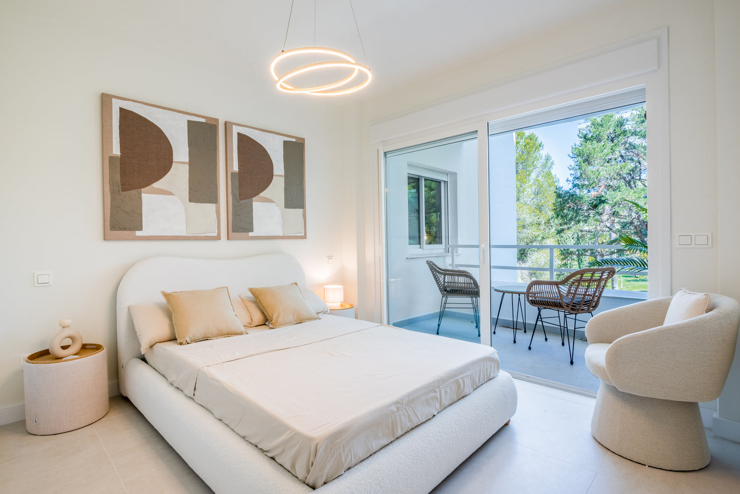Magnífico apartamento a tan solo 3 km del centro de Marbella y a escasos metros del mar.
