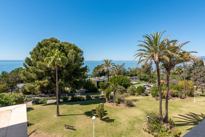 Magnífico apartamento a tan solo 3 km del centro de Marbella y a escasos metros del mar.