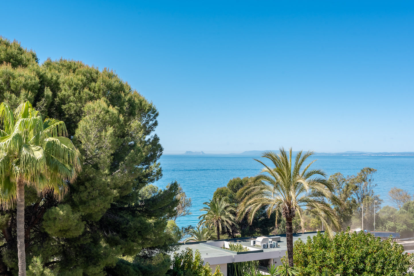 Magnífico apartamento a tan solo 3 km del centro de Marbella y a escasos metros del mar.