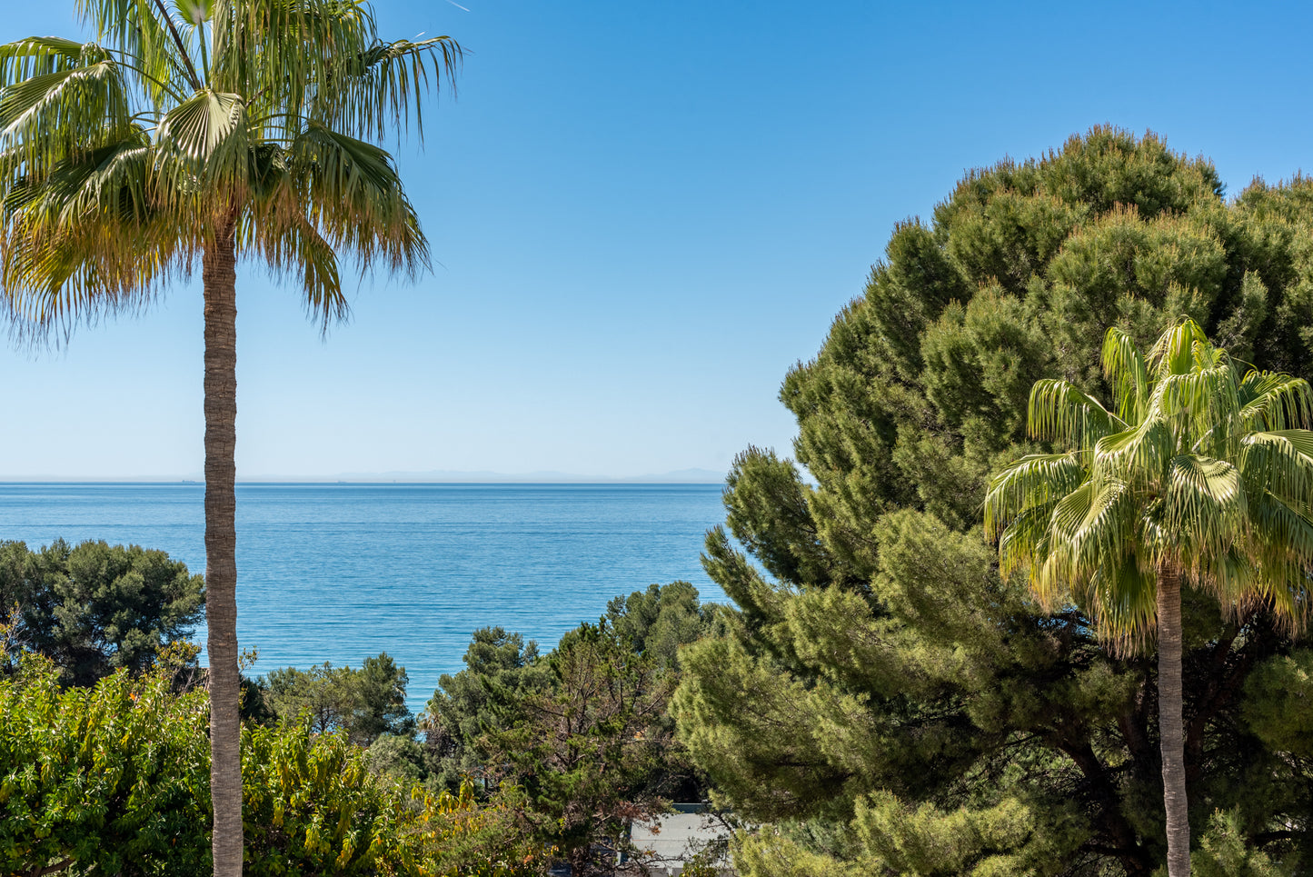Magnífico apartamento a tan solo 3 km del centro de Marbella y a escasos metros del mar.