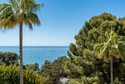 Magnífico apartamento a tan solo 3 km del centro de Marbella y a escasos metros del mar.