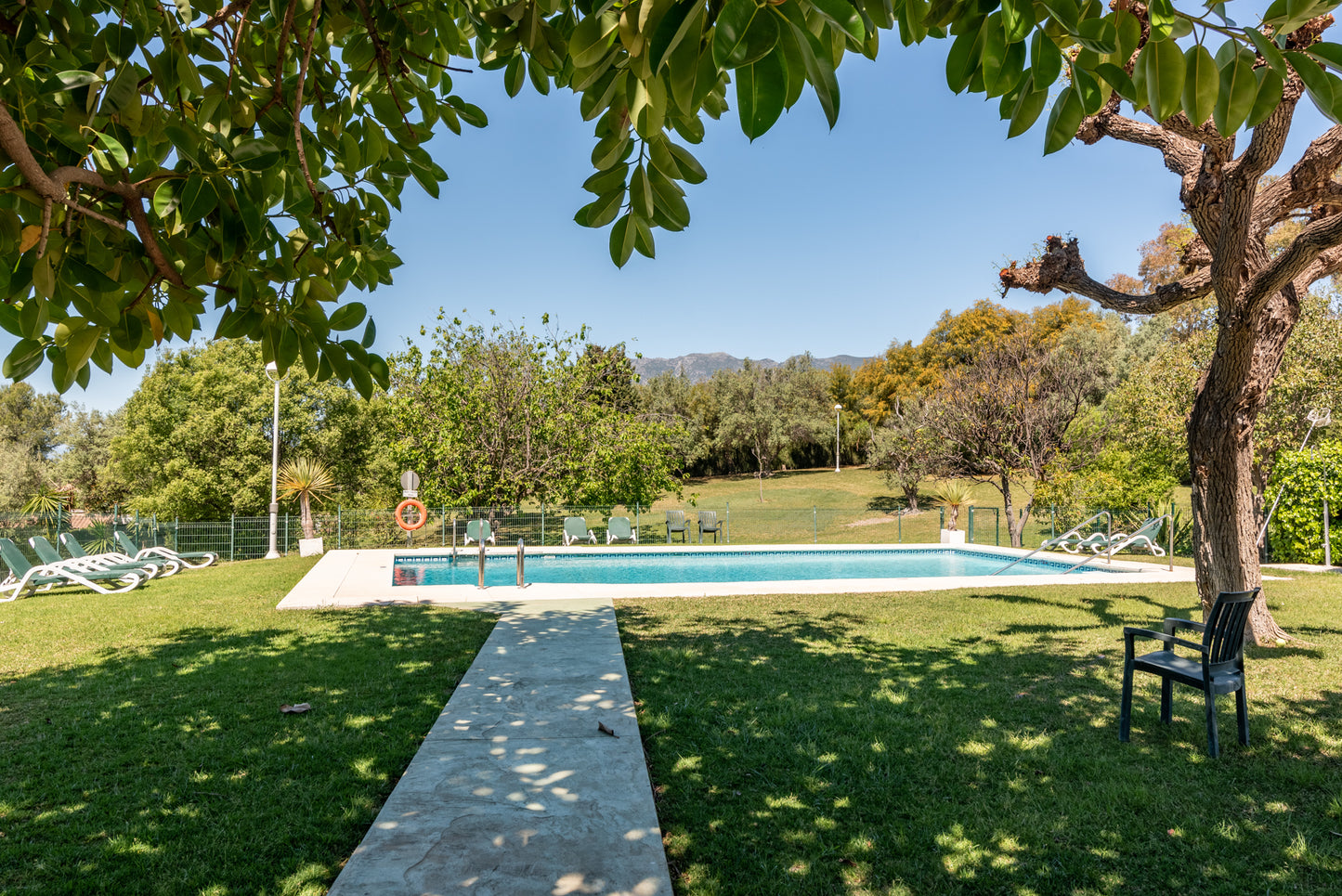 Magnífico apartamento a tan solo 3 km del centro de Marbella y a escasos metros del mar.