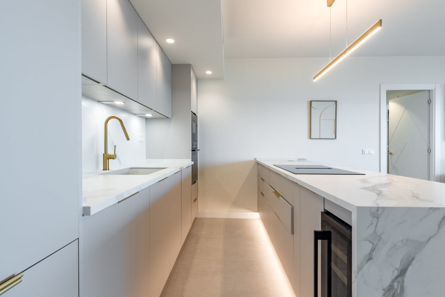 Magnífico apartamento a tan solo 3 km del centro de Marbella y a escasos metros del mar.