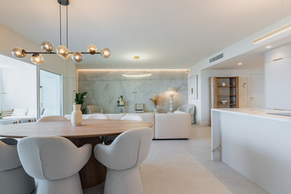 Magnífico apartamento a tan solo 3 km del centro de Marbella y a escasos metros del mar.