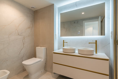 Magnífico apartamento a tan solo 3 km del centro de Marbella y a escasos metros del mar.