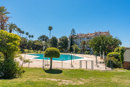Magnífico apartamento a tan solo 3 km del centro de Marbella y a escasos metros del mar.