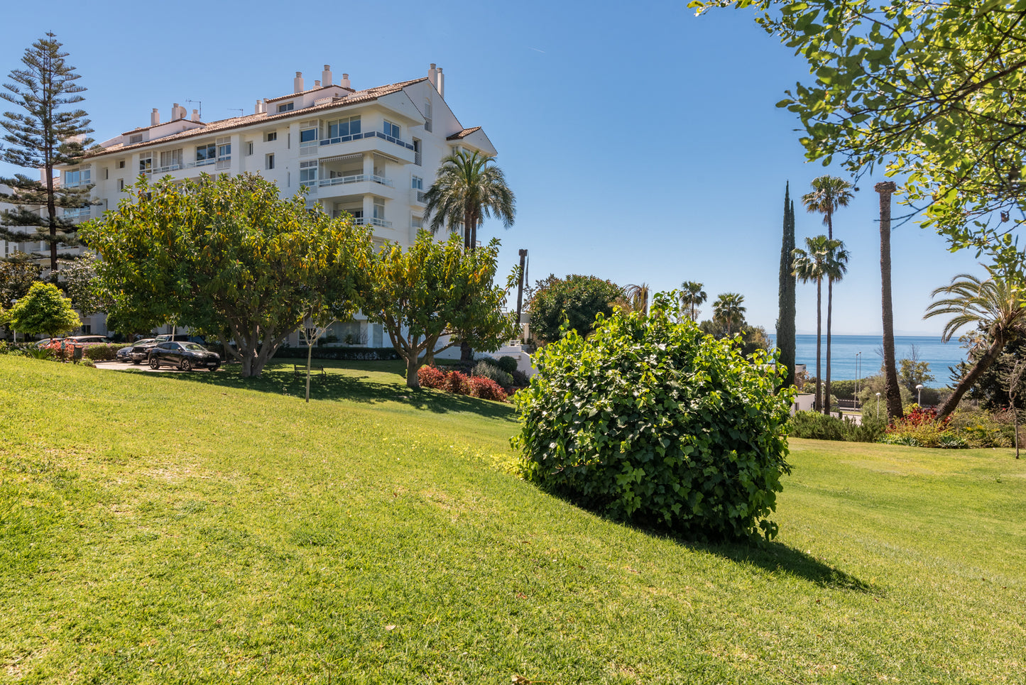 Magnífico apartamento a tan solo 3 km del centro de Marbella y a escasos metros del mar.