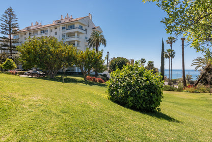 Magnífico apartamento a tan solo 3 km del centro de Marbella y a escasos metros del mar.